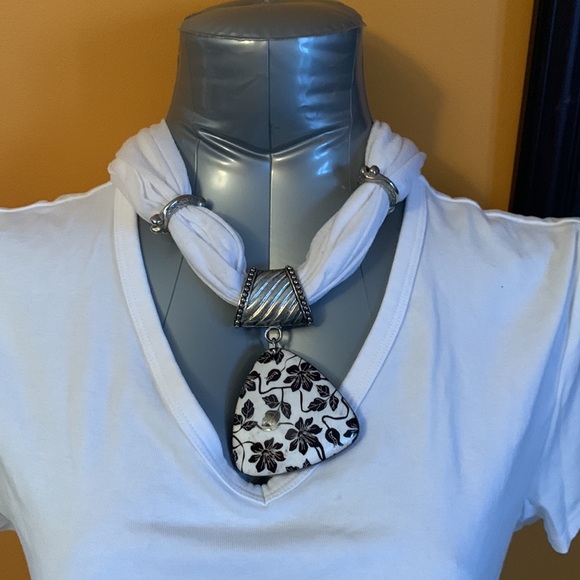 White scarf with pendant - Picture 9 of 10